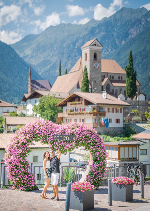 Paar unter dem Blumenherz in Schenna Paar unter dem Blumenherz in Schenna